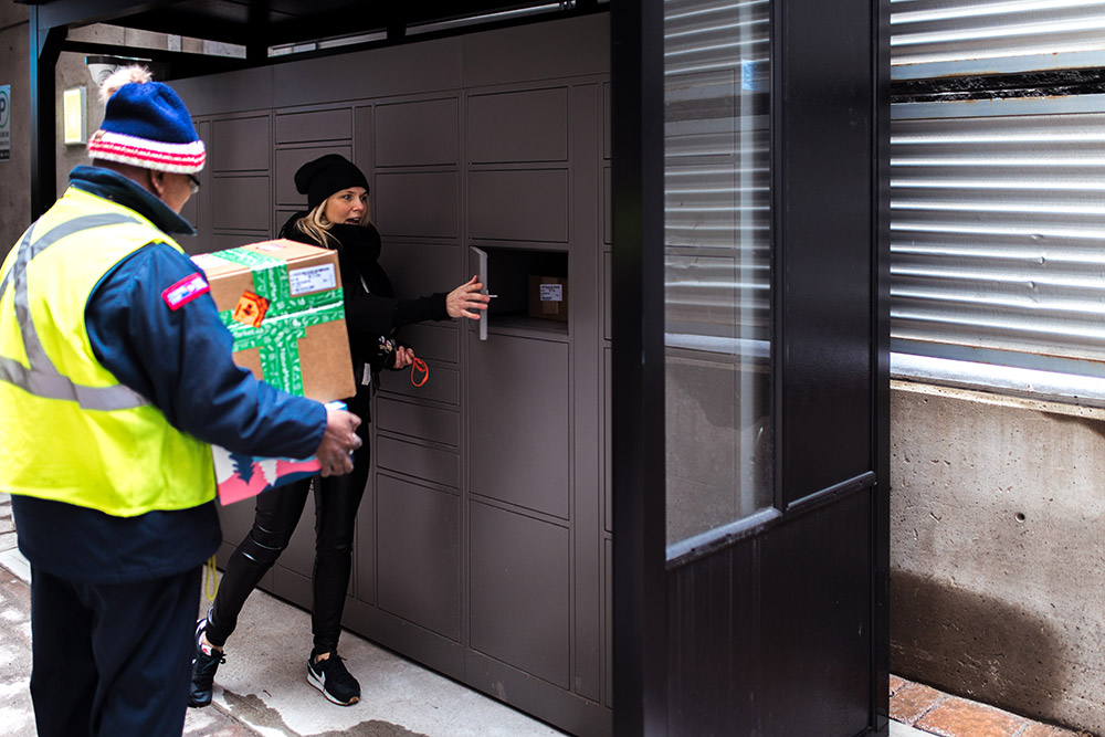 Outdoor parcel locker